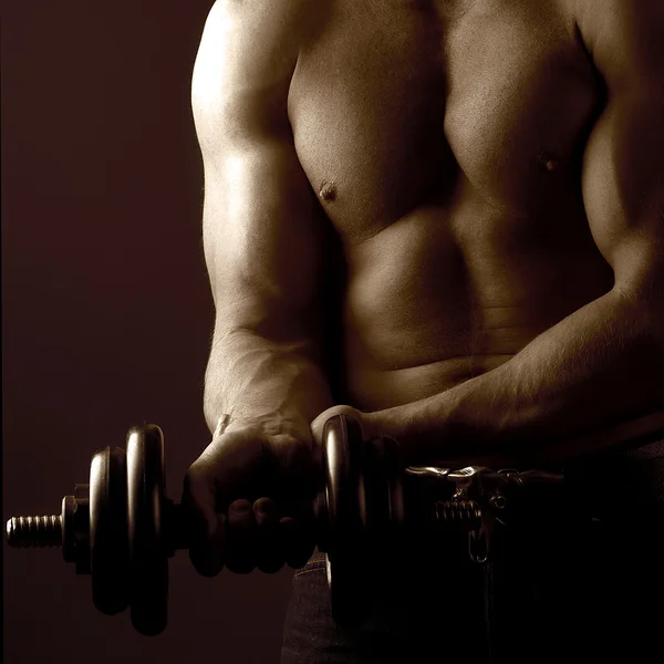 Сильний спортивний м'язистий чоловік — стокове фото