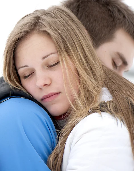 Doux embrassement d'un jeune couple amoureux — Photo