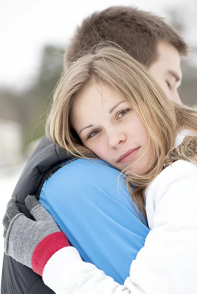 Doux embrassement d'un jeune couple amoureux — Photo