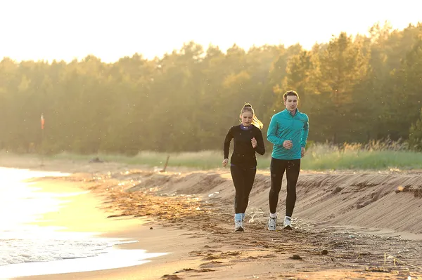 Sahil çalışan kadın ve genç adam