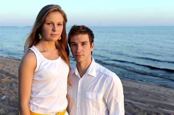 Giovane coppia felice sulla spiaggia in estate — Foto Stock