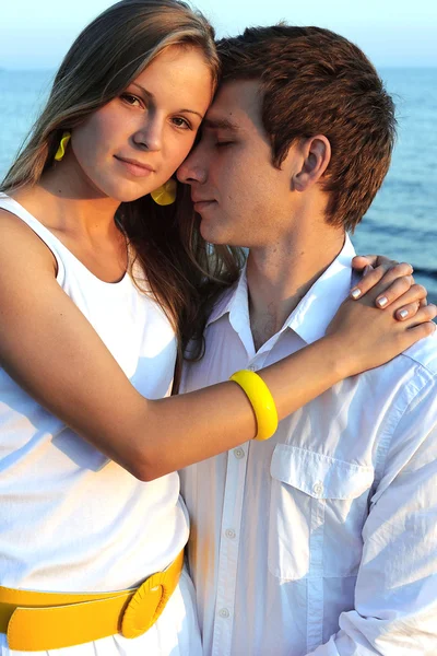 Gentile abbraccio di una giovane coppia innamorata — Foto Stock