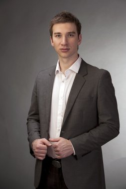 Genç yakışıklı bir adamın portresi.