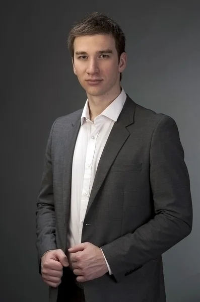 Genç yakışıklı bir adamın portresi.