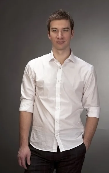 Genç yakışıklı bir adamın portresi.