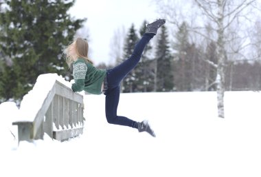 Kız jimnastik egzersiz yapar