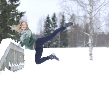 Kız jimnastik egzersiz yapar