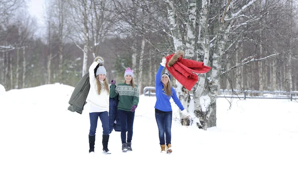 Kız ormanda yürümek