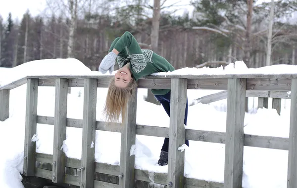 Flickan utför gymnastiska övningen — Stockfoto