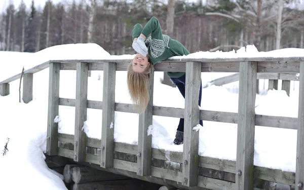 Dívka provádí gymnastických cvičení — Stock fotografie