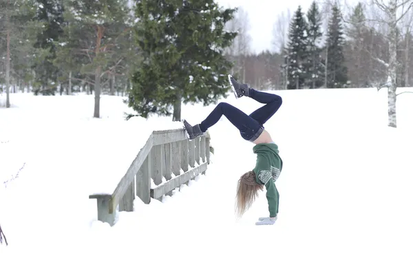 Flickan utför gymnastiska övningen — Stockfoto