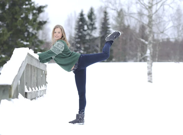 Kız jimnastik egzersiz yapar