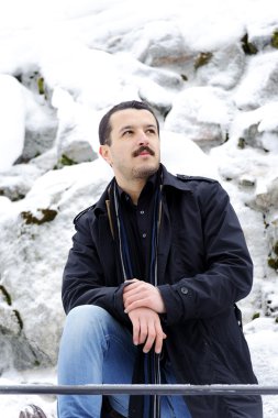 Yakışıklı bir gencin portresi.