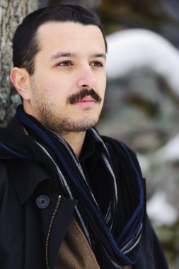 Yakışıklı bir gencin portresi.