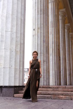 Kızın sütunlar çalışır