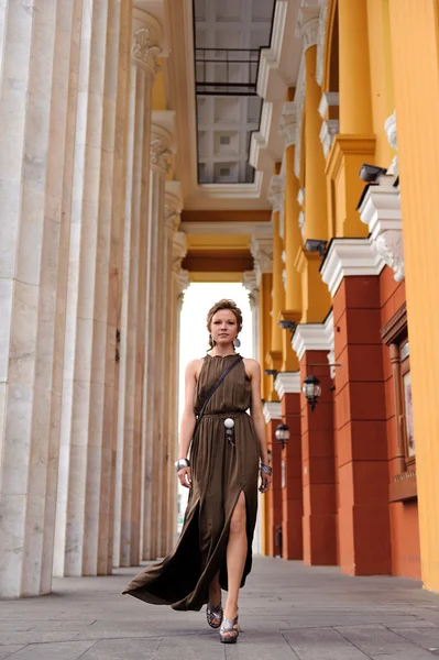 Chica corre a lo largo de las columnas — Foto de Stock