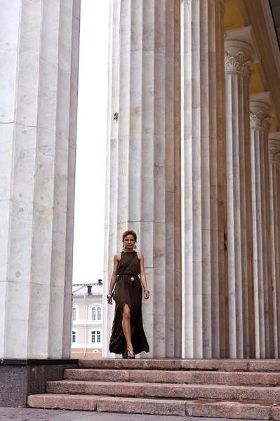 Chica corre a lo largo de las columnas — Foto de Stock