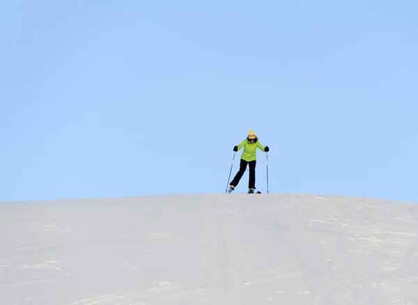 Skiër naar beneden de helling — Stockfoto