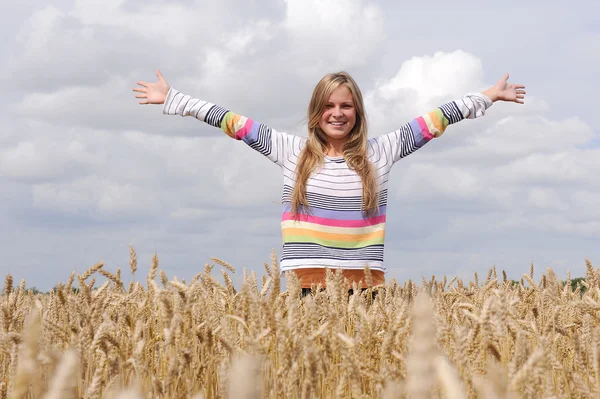 Meisje op het gebied — Stockfoto