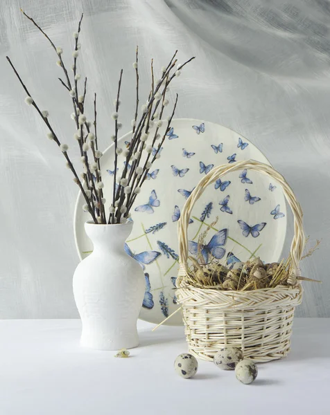 Quail eggs in a basket and willow branches — Stock Photo, Image