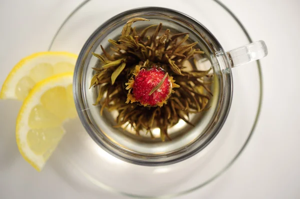 yeşil çay limon dilimleri ile