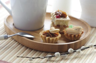 kek tereyağı krema ve bir fincan