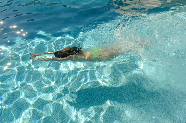 Ragazza che nuota in una piscina sott'acqua — Foto Stock