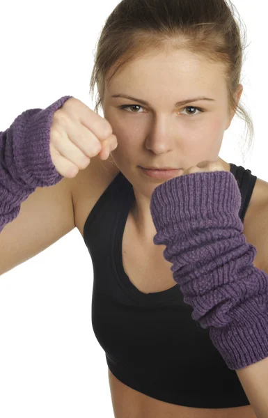Ung attraktiv kvinna visar boxning rörelse — Stockfoto