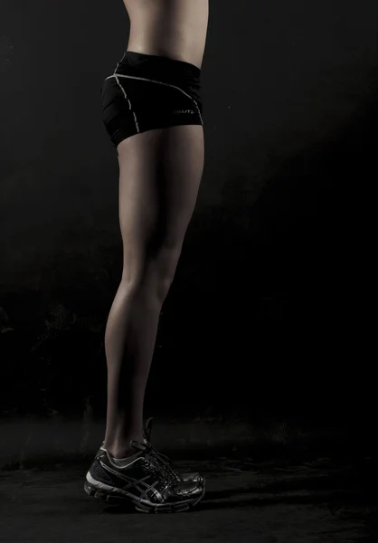 Silné sportovní svalnatá žena — Stock fotografie