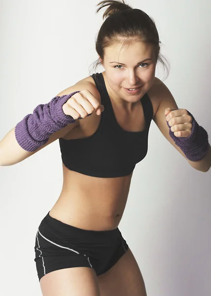 Jovem mulher atraente mostrando movimento de boxe — Fotografia de Stock