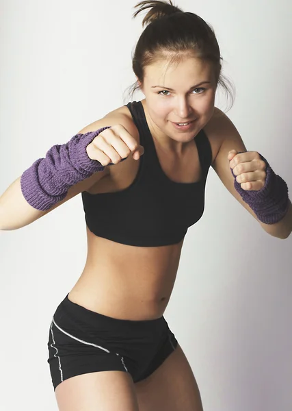 Mujer atractiva joven mostrando movimiento de boxeo Fotos De Stock