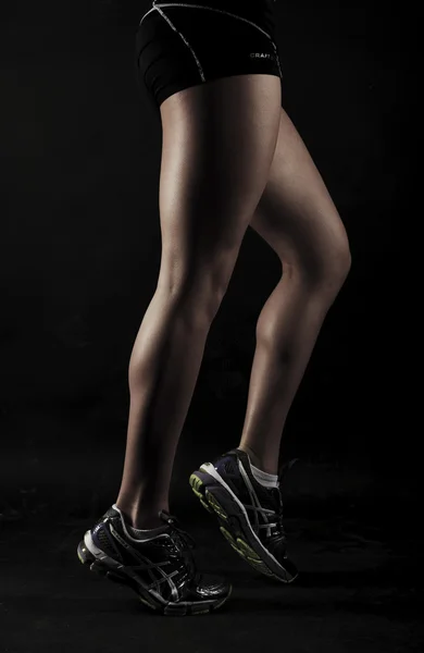 Stark atletisk muskulös kvinna — Stockfoto