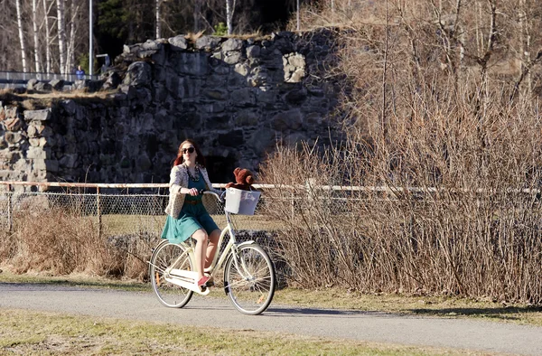 Dívka na kole v parku — Stock fotografie