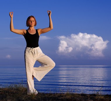 genç kadın dışında yoga yaparken