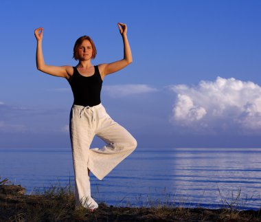 genç kadın dışında yoga yaparken