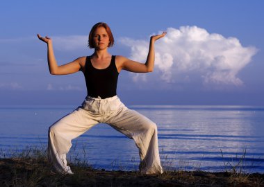 genç kadın dışında yoga yaparken
