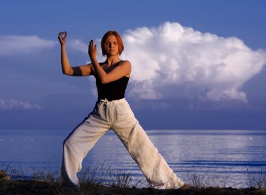 genç kadın dışında yoga yaparken