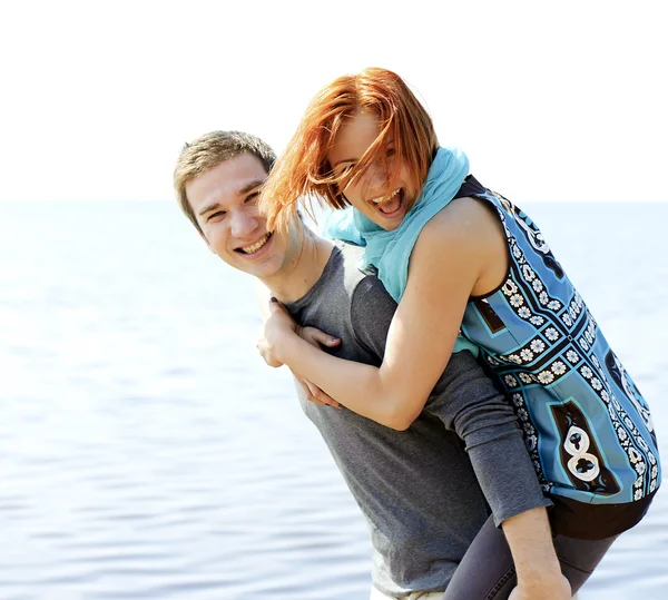 Retrato de una joven y hermosa pareja feliz afuera —  Fotos de Stock