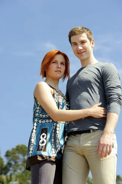 Retrato de una joven y hermosa pareja feliz afuera —  Fotos de Stock