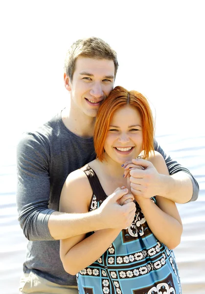 Retrato de una joven y hermosa pareja feliz afuera —  Fotos de Stock