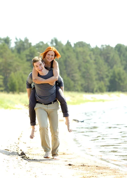 Retrato de una joven y hermosa pareja feliz afuera — Foto de Stock