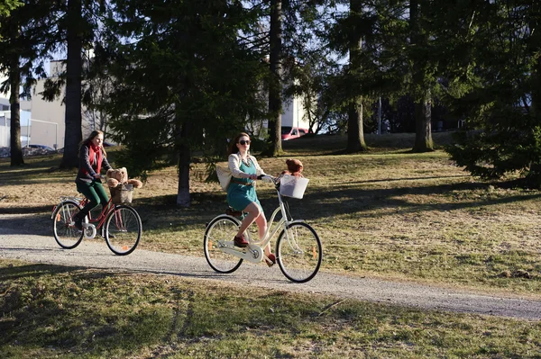 Duas meninas andando de bicicleta no parque — Fotografia de Stock