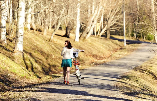 Dívka se na kole v parku — Stock fotografie