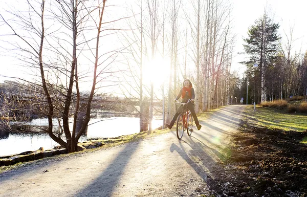 Parkta bisiklet süren bir kız.
