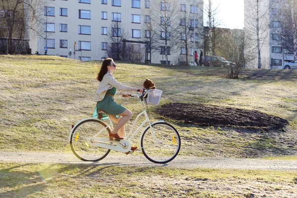 Dívka na kole v parku — Stock fotografie