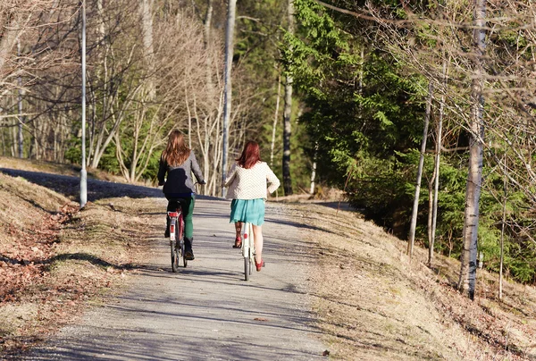 iki kız parkta Bisiklete binmek