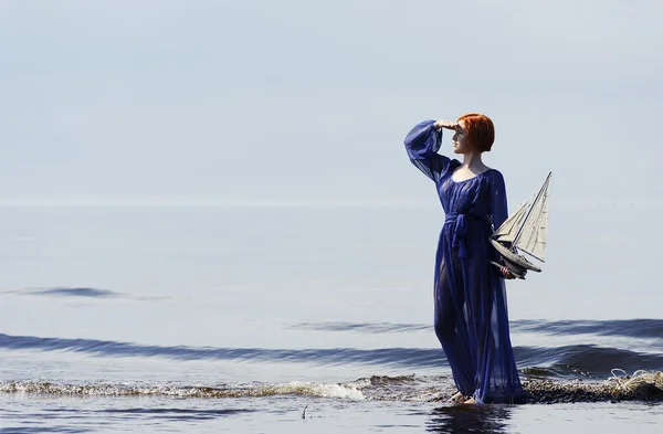 Mooie vrouw met een schip — Stockfoto