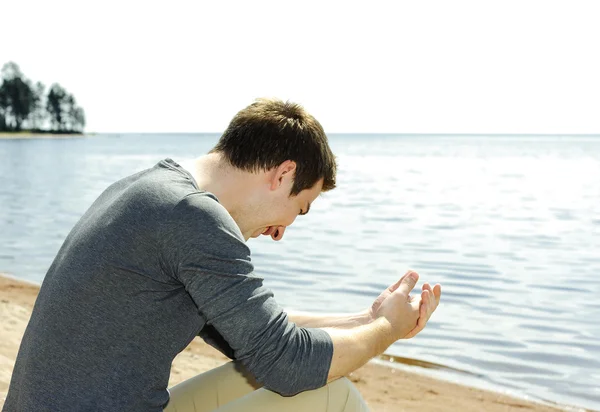 Porträt eines hübschen jungen Mannes — Stockfoto