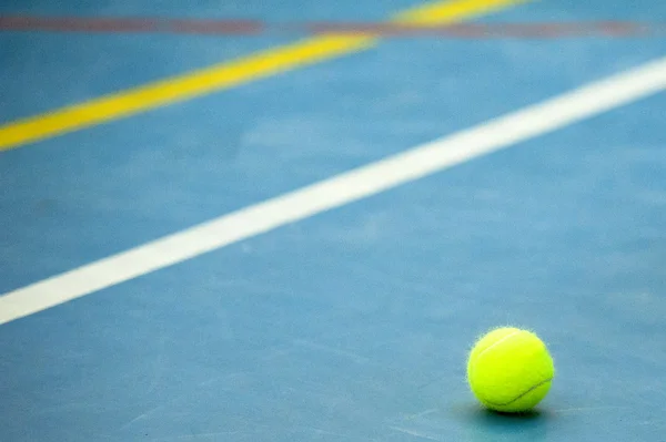 Pelota de tenis en la cancha —  Fotos de Stock