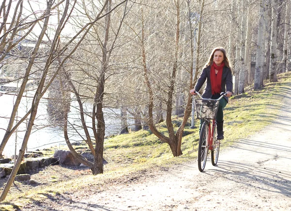 Dziewczyna jazda na rowerze w parku — Zdjęcie stockowe